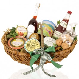 Korb regionaler Köstlichkeiten